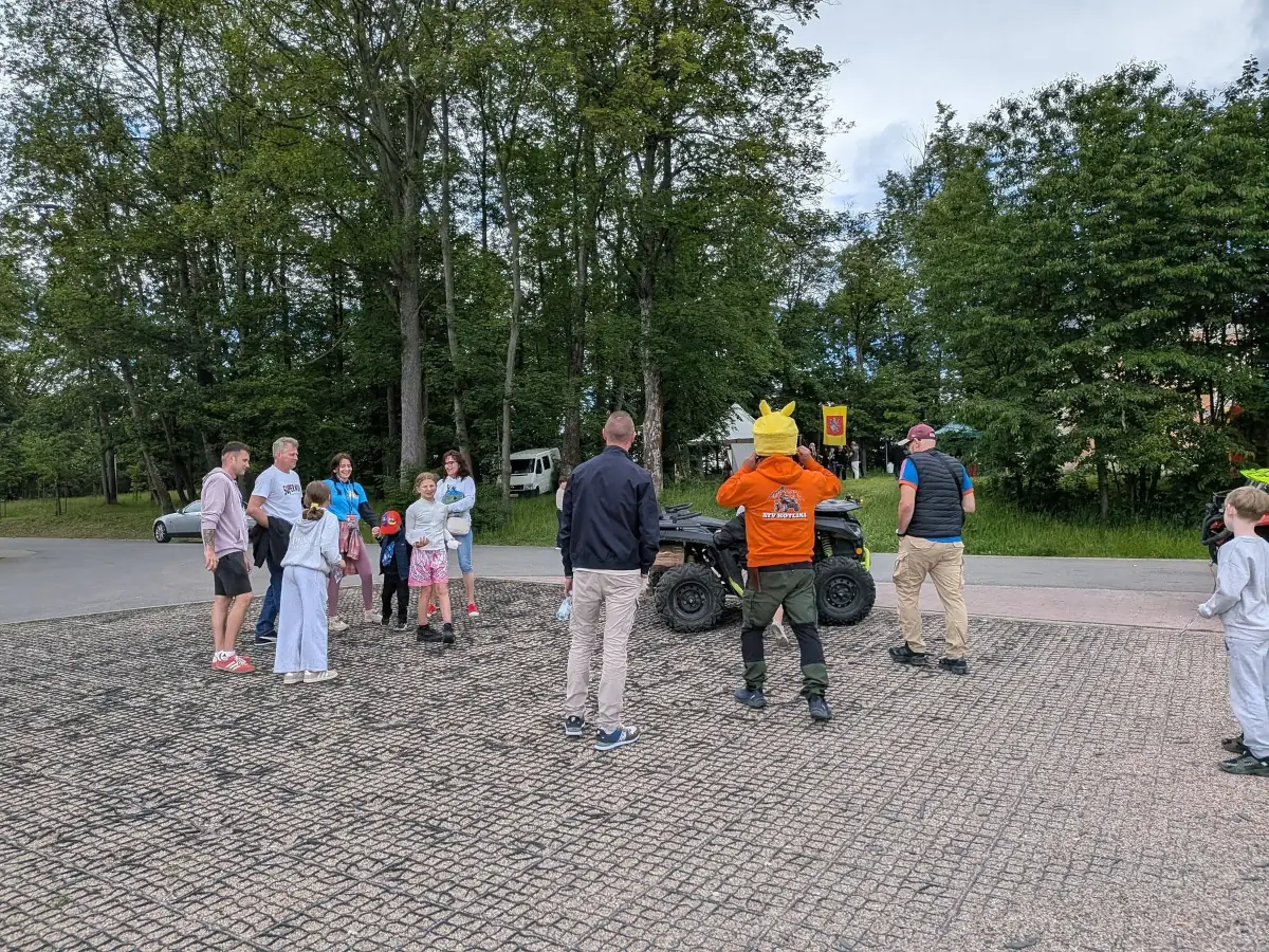 Ludzie oglądający quada podczas Motorajdowej Cegiełki 2026
