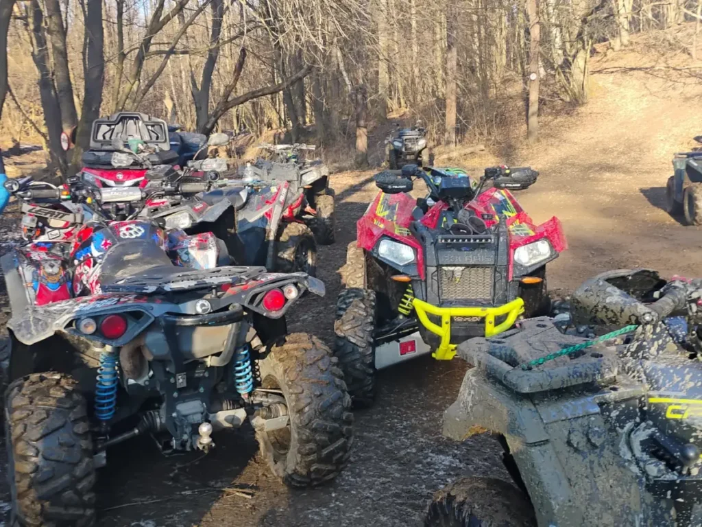 Brudne quady na torze ATV