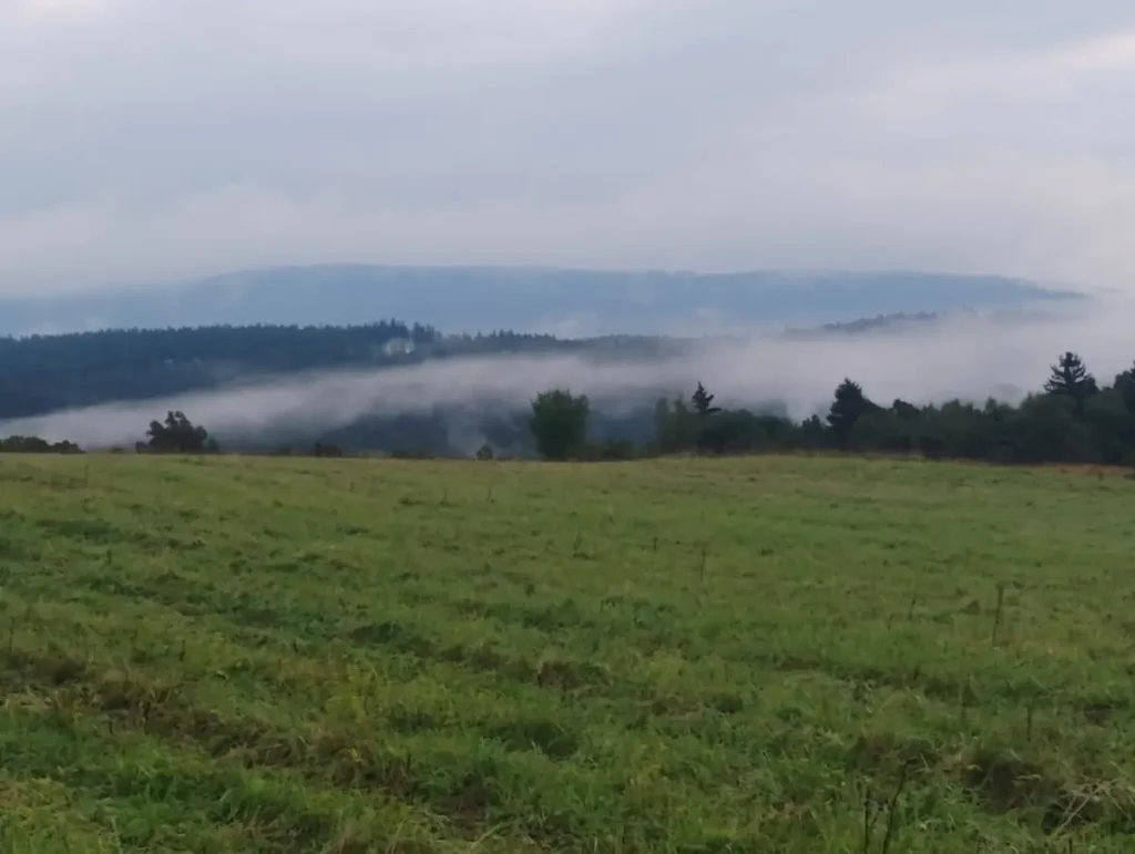 Widok na Góry we mgle w Kotlinie Kłodzkiej