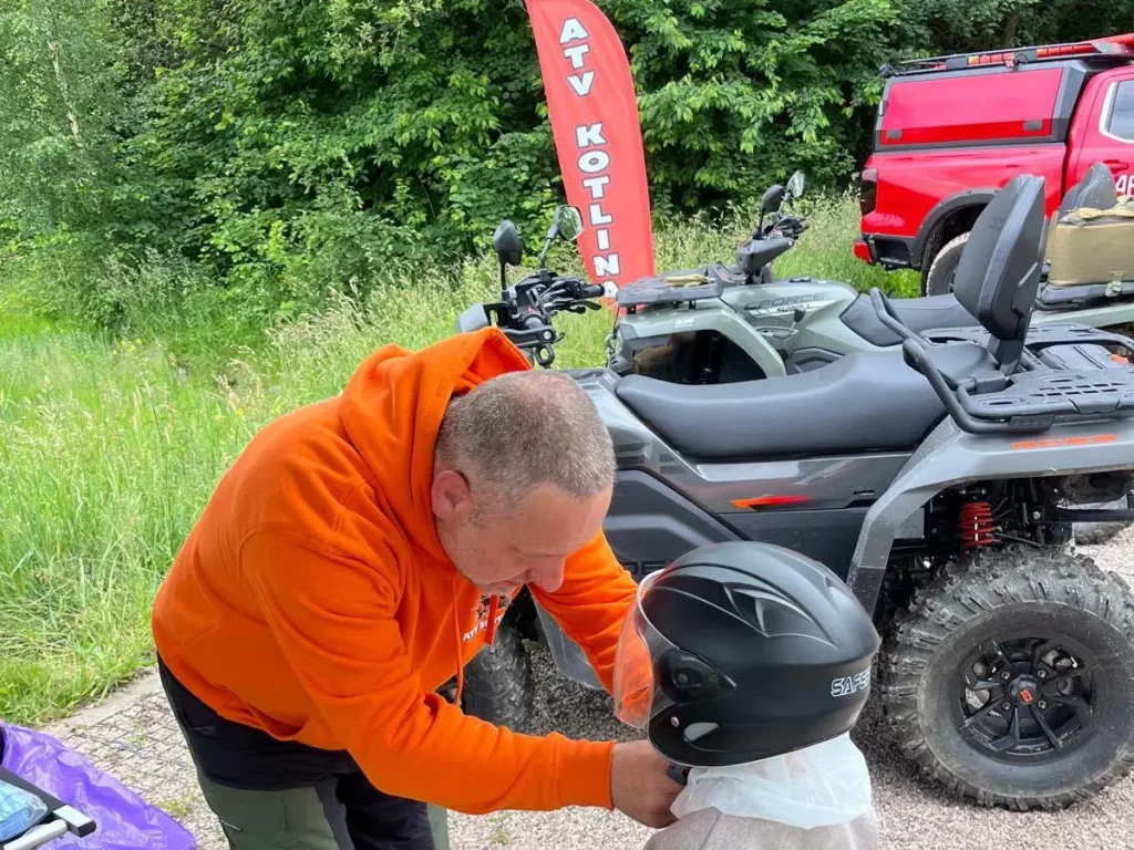 Przygotowanie do jazdy quadem ATV Kotlina Kłodzka podczas Motorajdowej Cegiełki 2026