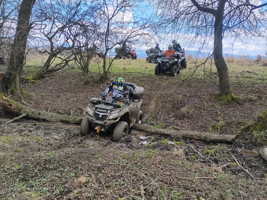 Quady pokonujące przeszkodę na torze quadowym