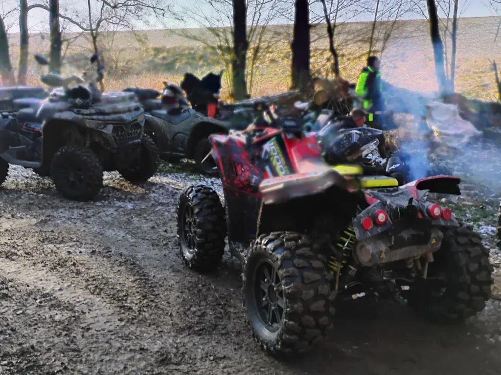 Quady i dym z ogniska na torze quadowym Quad Park