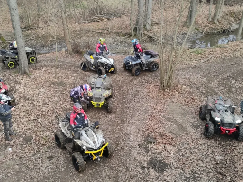 Widok z góry na quady na torze ATV