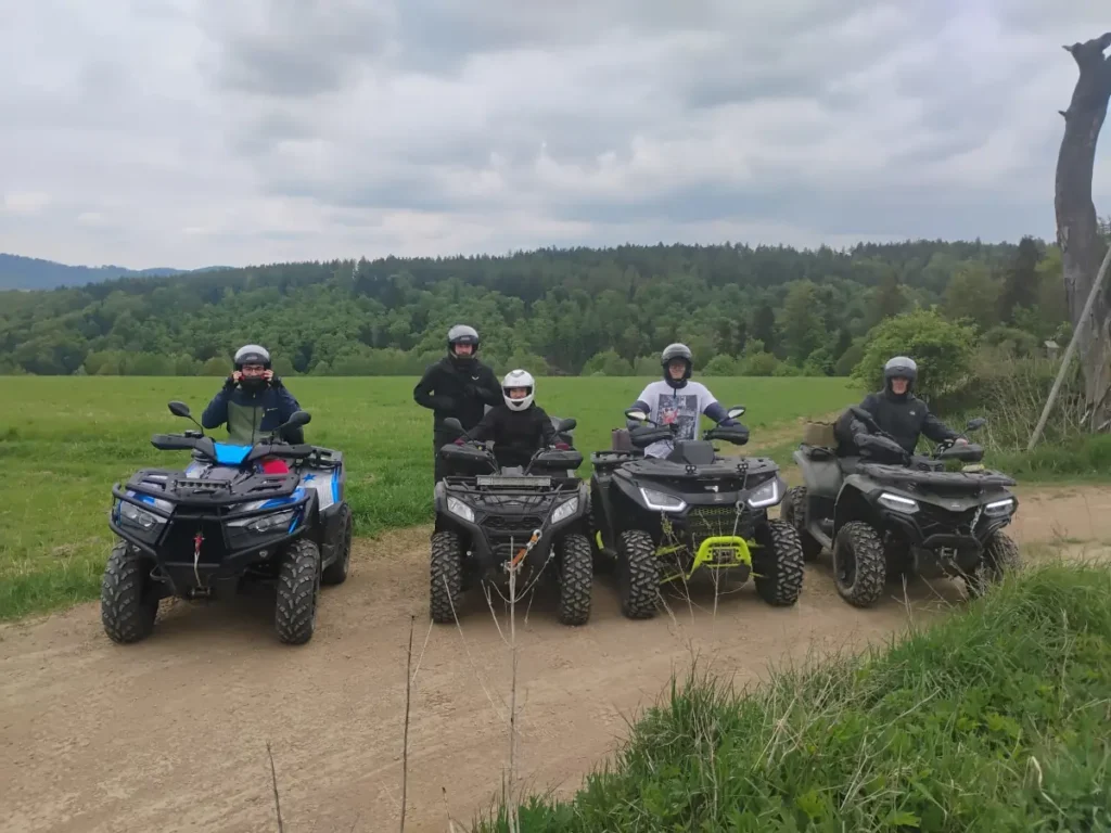 Ludzie na quadach z widokeim na góry