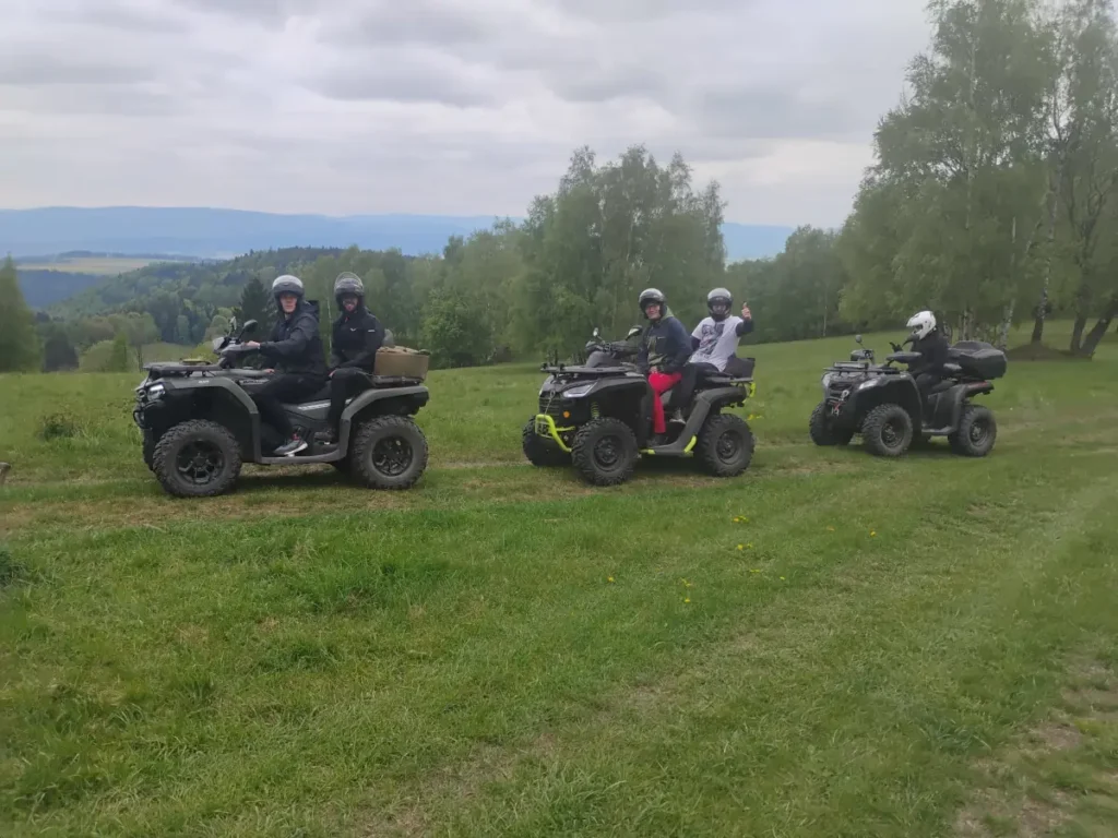 Wycieczka grupowa na quadach z widokiem na góry